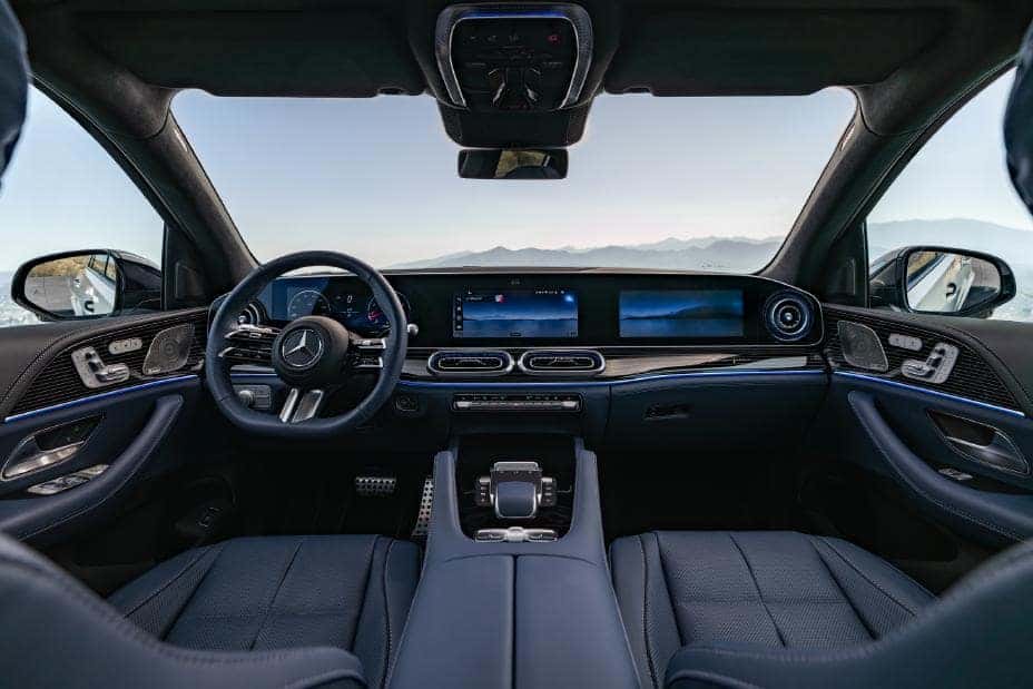 2027 Mercedes-Benz GLE digital cockpit and front passenger display