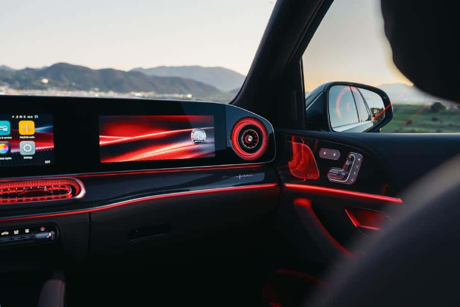 Mercedes-AMG GLE 53 HYBRID digital display and luxury interior materials