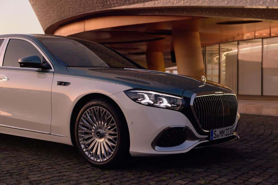 Rose gold headlamp details on the 2027 Mercedes-Maybach S-Class