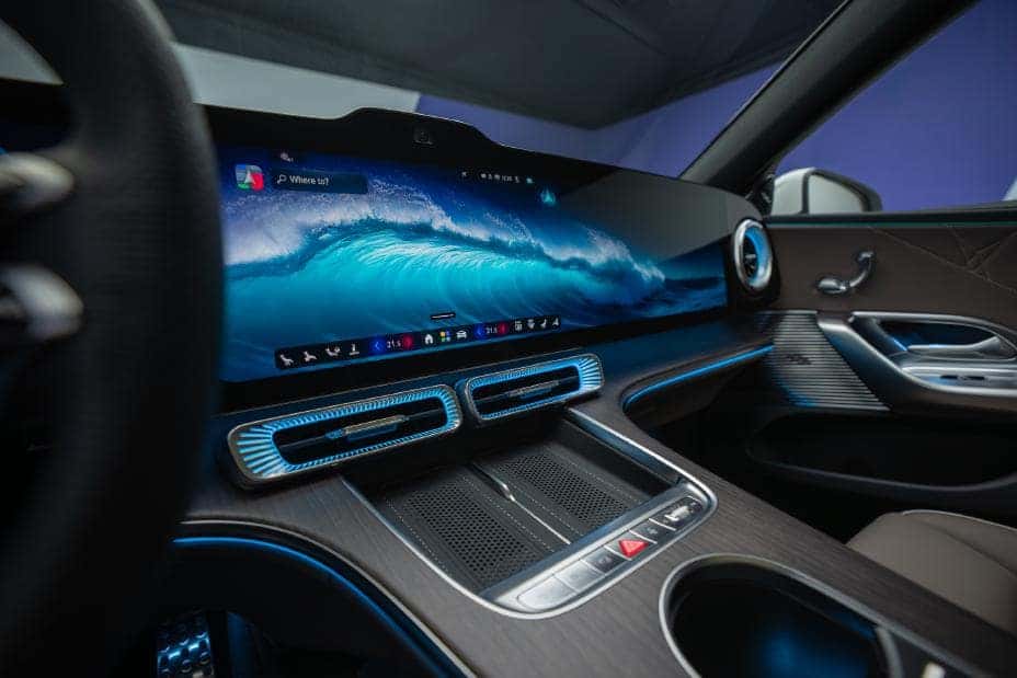 2027-Electric-C-Class-Hyperscreen-Close