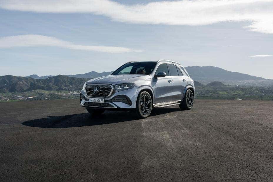 2027 Mercedes-Benz GLE side profile in a modern Southern California setting