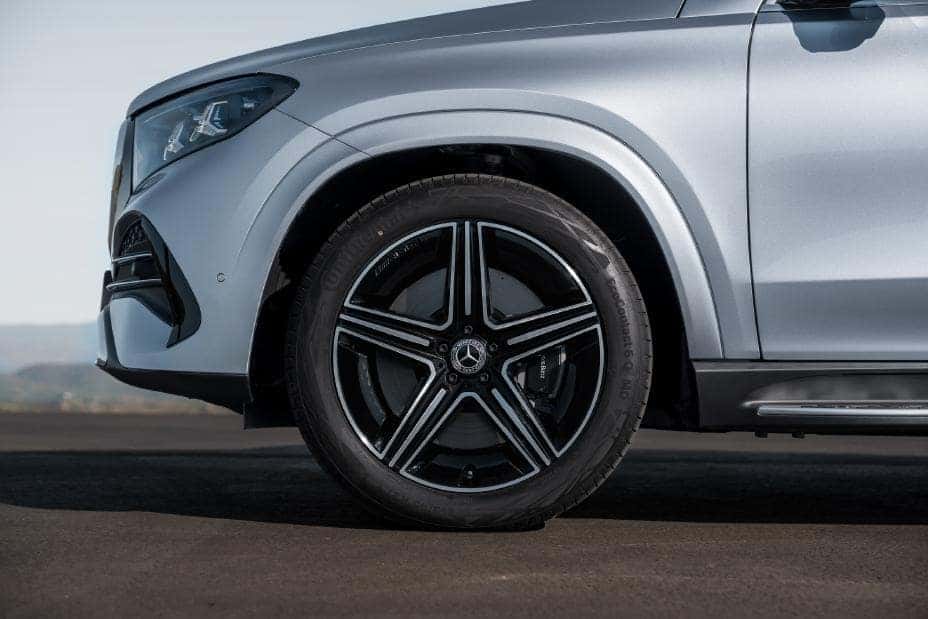 2027 Mercedes-Benz GLE driver assistance and parking technology display