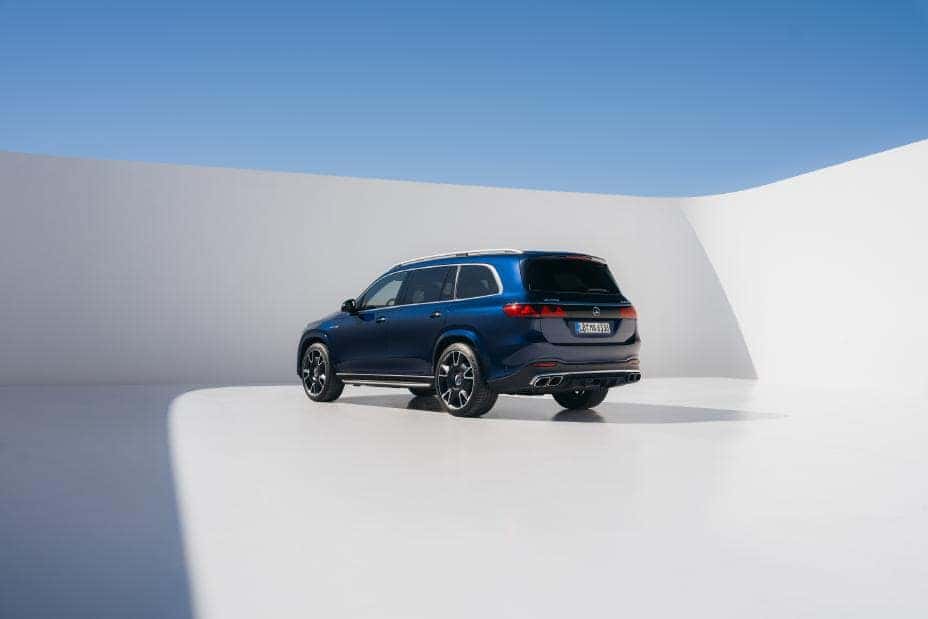 2027 Mercedes-AMG GLS 63 rear twin tailpipes and diffuser