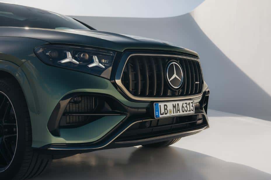 2027 Mercedes-AMG GLE 63 S front grille and AMG light signature