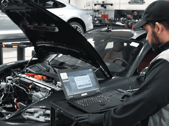 Porsche Saturday Service - man checking engines