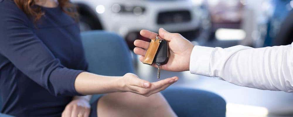 Acura handing keys to a woman