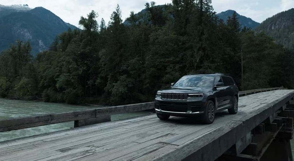 A grey 2025 Jeep Grand Cherokee for sale near Pueblo is shown from the front at an angle.
