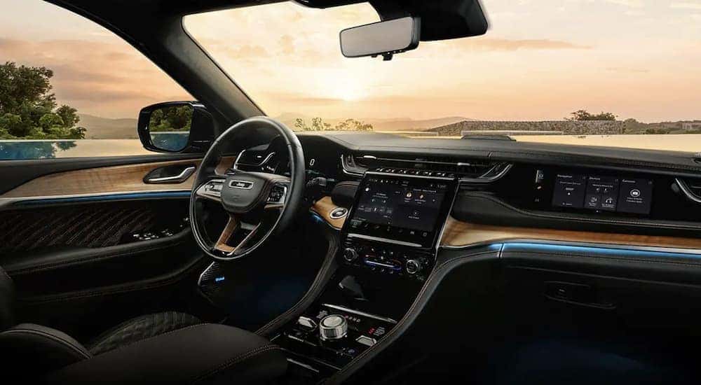 The black dash in a 2023 Jeep Cherokee.