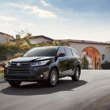 Toyota Highlander SE AWD Midnight Black Metallic driving